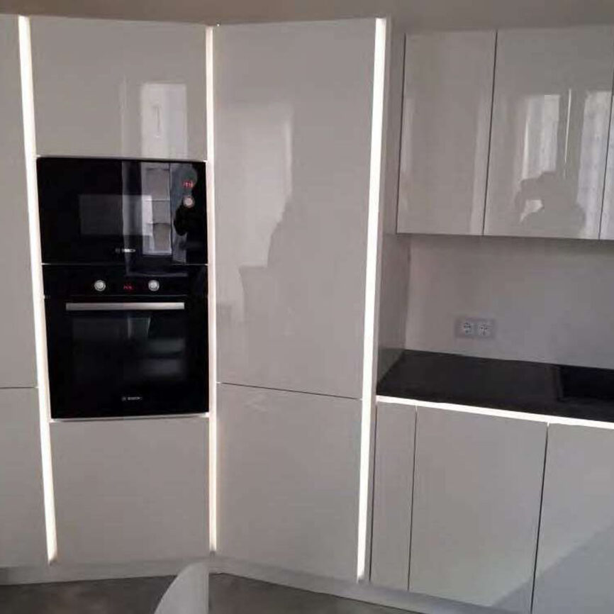 RLL-GOLA-L-V2 Gola V Vertical Handle Profile with integrated LED lighting installed on a modern kitchen cabinet.